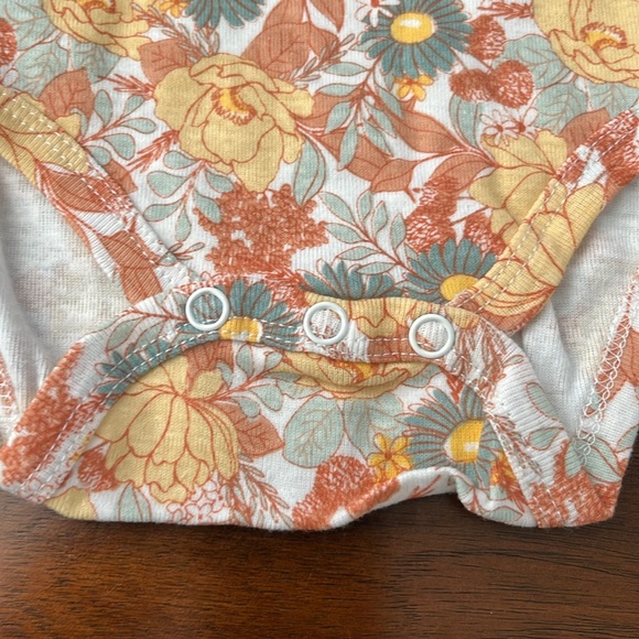 Baby one piece ruffled sleeve top white bow snap bottom long sleeves 6-9 mo New - Picture 3 of 5